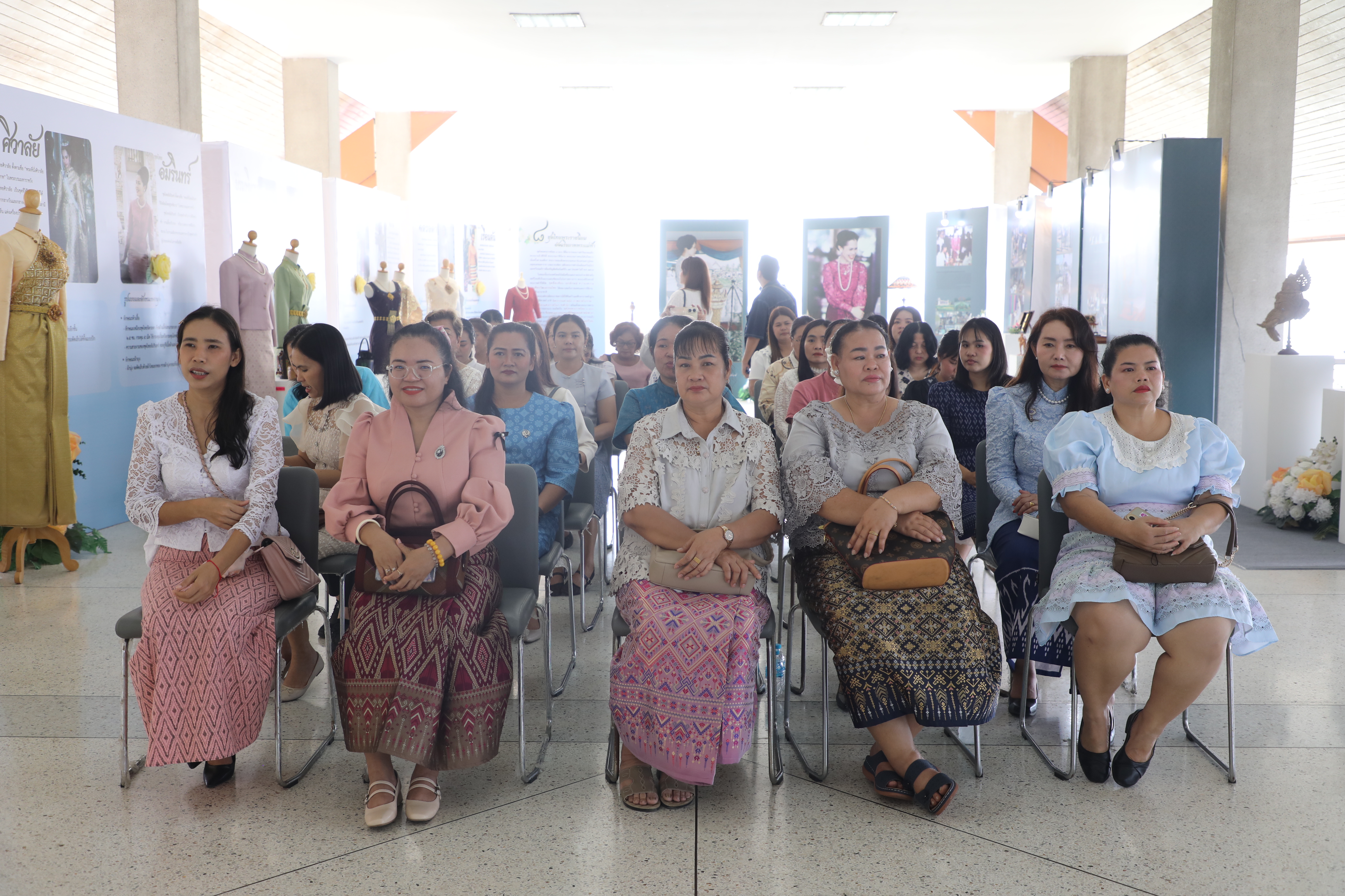 title - มากกว่าความรักระหว่างคู่ครอง คือความรักต่อปวงชน ส.ป.ก. จัดงาน “รักแห่งศิลป์ รักแห่งแผ่นดิน” พลังแห่งศิลปะที่เชื่อมโยงสถาบันและประชาชน